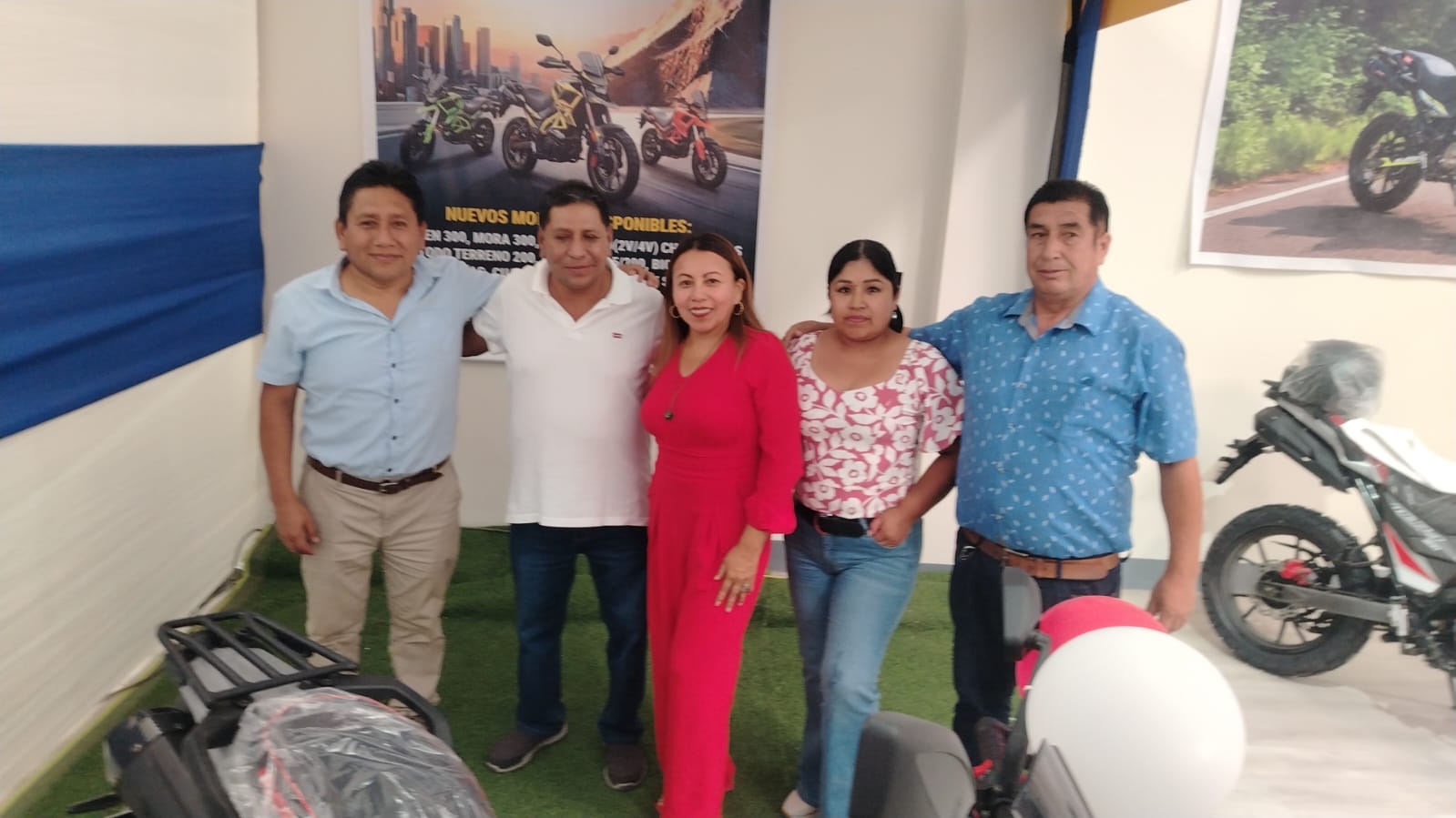 Integrantes del equipo JHERAN en sala de exhibicion